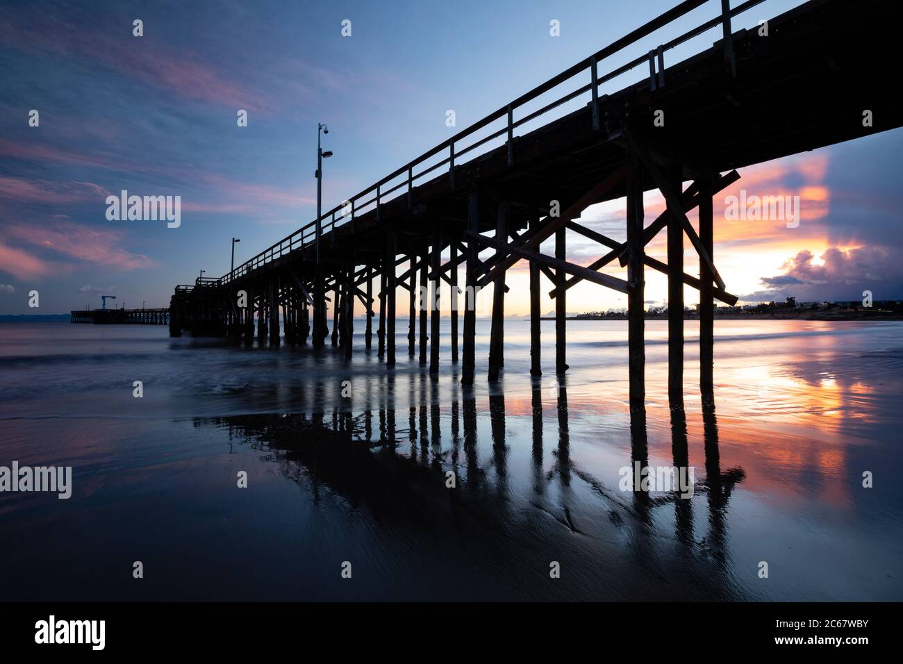 Silhouette de la jetée de Goleta Beach au coucher du soleil, Californie, États-Unis Banque D'Images