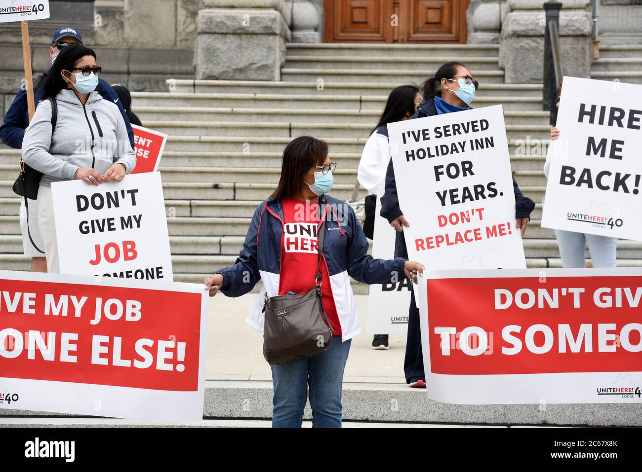 Victoria (Colombie-Britannique), Canada, le 7 juillet 2020 - des travailleurs de l'industrie hôtelière et hôtelière licenciés de Victoria, Vancouver et du Lower Mainland protestent à l'extérieur de l'édifice de l'Assemblée législative provinciale en exigeant un droit légal de retourner au travail, comme les entreprises se rétablissaient de la pandémie du virus Covid-19. Don Denton/Alay Live News Banque D'Images