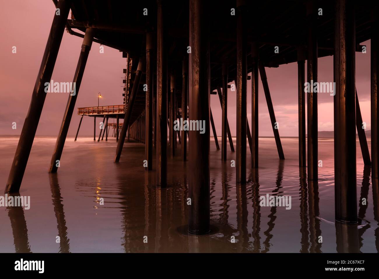 Pismo Beach Pier au coucher du soleil, Californie, États-Unis Banque D'Images