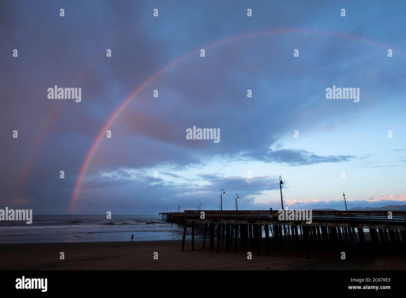 Rainbow sur Pismo Beach Pier au coucher du soleil, Californie, États-Unis Banque D'Images