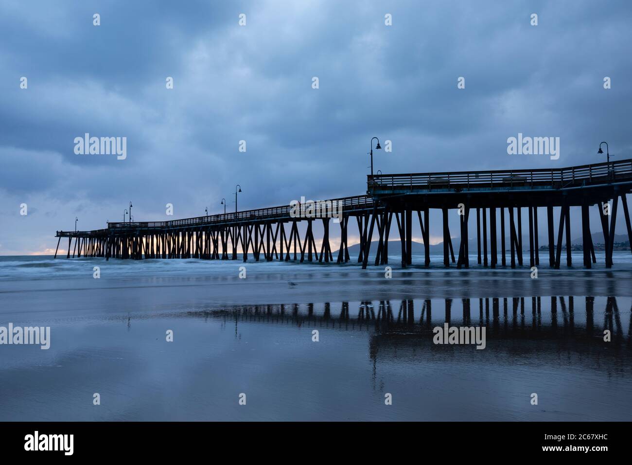 Pismo Beach Pier au crépuscule, Californie, États-Unis Banque D'Images