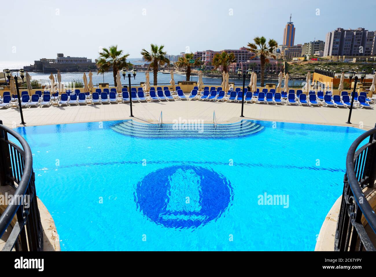 ST JULIANS, MALTE - 24 AVRIL : la piscine de l'hôtel de luxe Corinthia St Georges Bay le 24 avril 2015 à St Julians, Malte. Plus de 1,6 mln tou Banque D'Images
