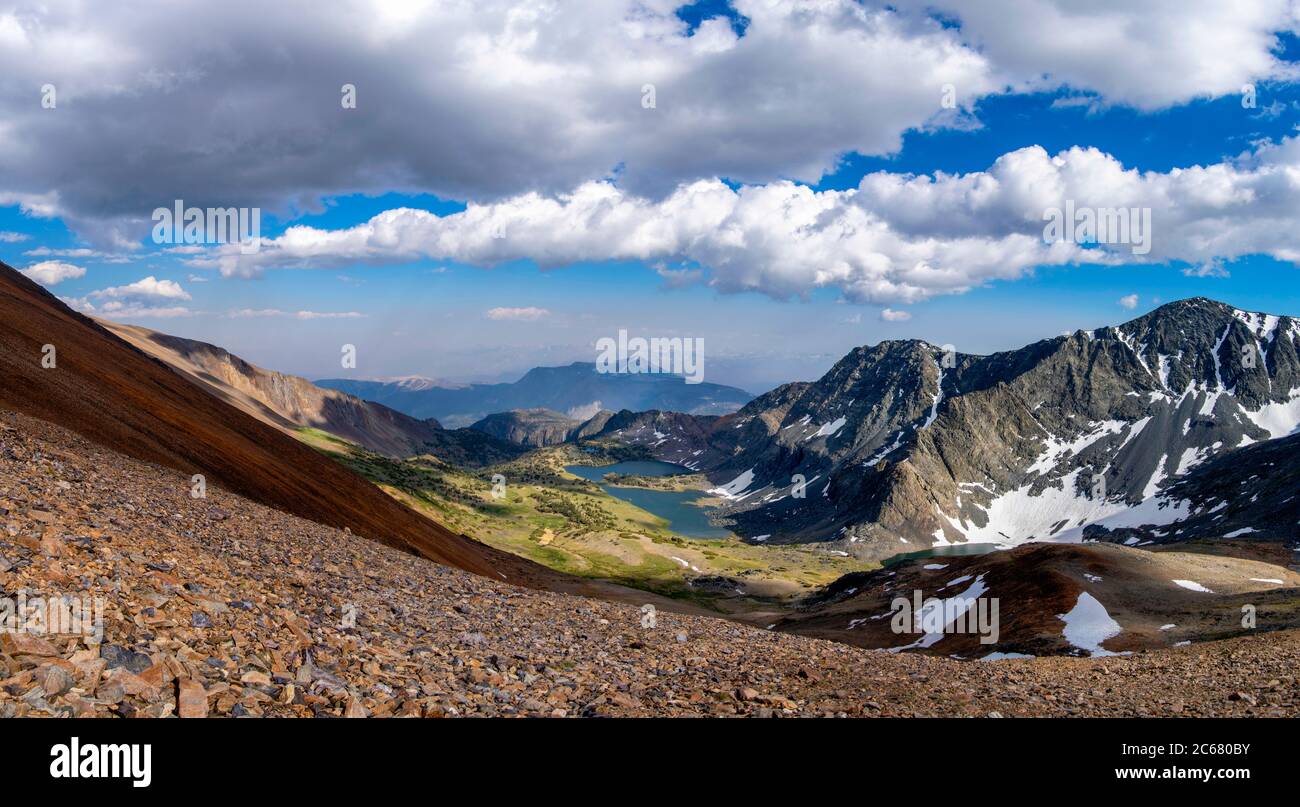 Paysage avec montagnes, vue sud de Koip Pass vers les lacs Alger, Ansel Adams Wilderness, Inyo National Forest, Sierra Nevada Mountains, Californie, Etats-Unis Banque D'Images