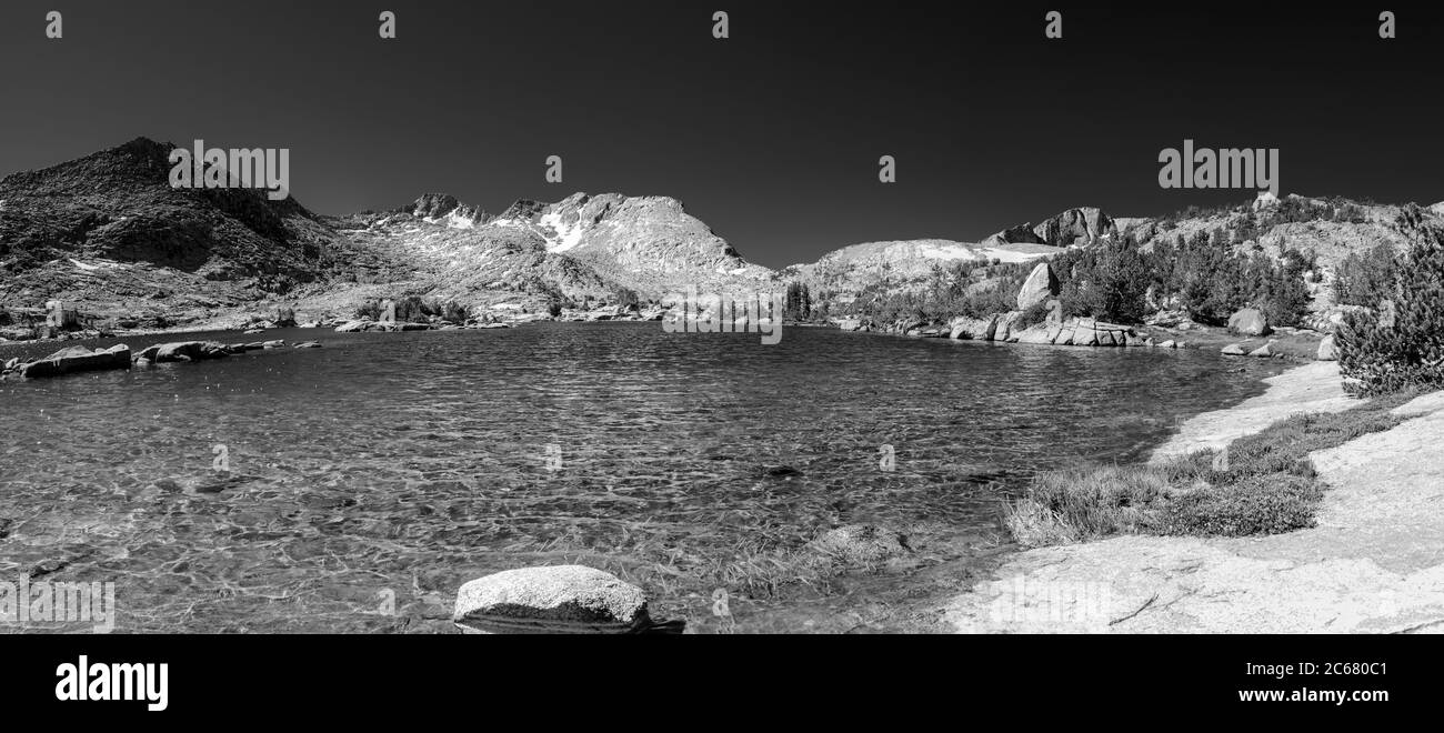 Vue sur John Muir Trail au lac Marie avec Selden Pass en arrière-plan, John Muir Wilderness, Sierra National Forest, Sierra Nevada Mountains, Californie, États-Unis Banque D'Images