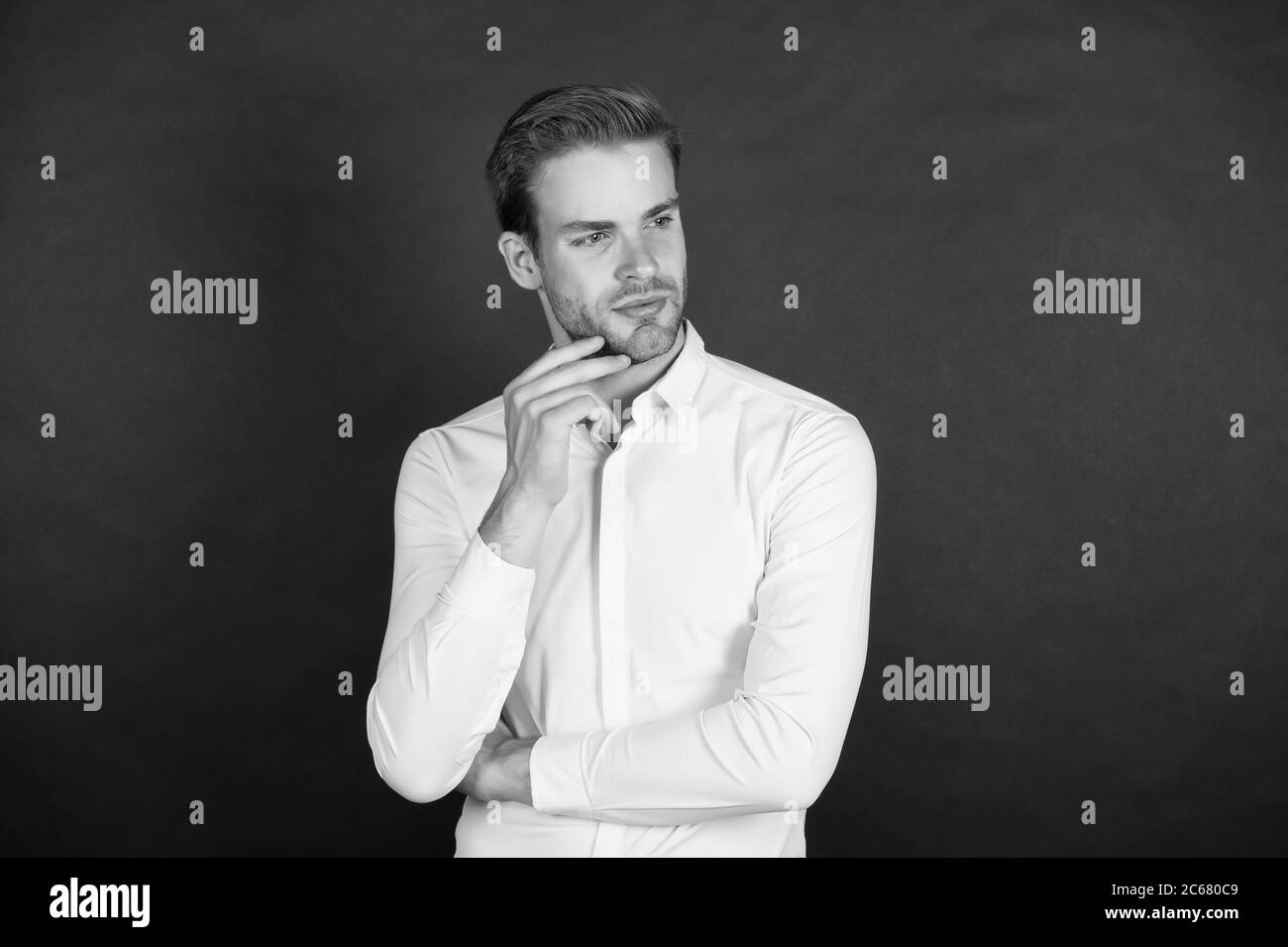 Un employé de bureau très bien. Chemise habillée. Mode formel. Les travailleurs qui connaissent un chômage en période de ralentissement. Consultant financier. Employé de col blanc. Gestion de la chaîne intermédiaire. Vêtements pour hommes style formel. Banque D'Images