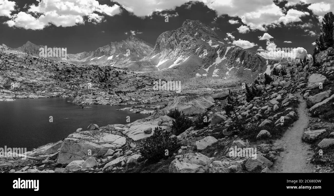 Sapphire Lake, John Muir Trail/Pacific Crest Trail, Sequoia Kings Canyon Wilderness, Kings Canyon National Park, Sierra Nevada Mountains, Californie, États-Unis Banque D'Images