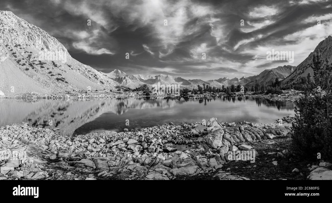 Vue sur le lever du soleil sur un lac sans nom (juste en aval du lac Marjorie), John Muir Trail/Pacific Crest Trail, Sequoia Kings Canyon Wilderness, parc national de Kings Canyon, Sierra Nevada Mountains, Californie, États-Unis Banque D'Images