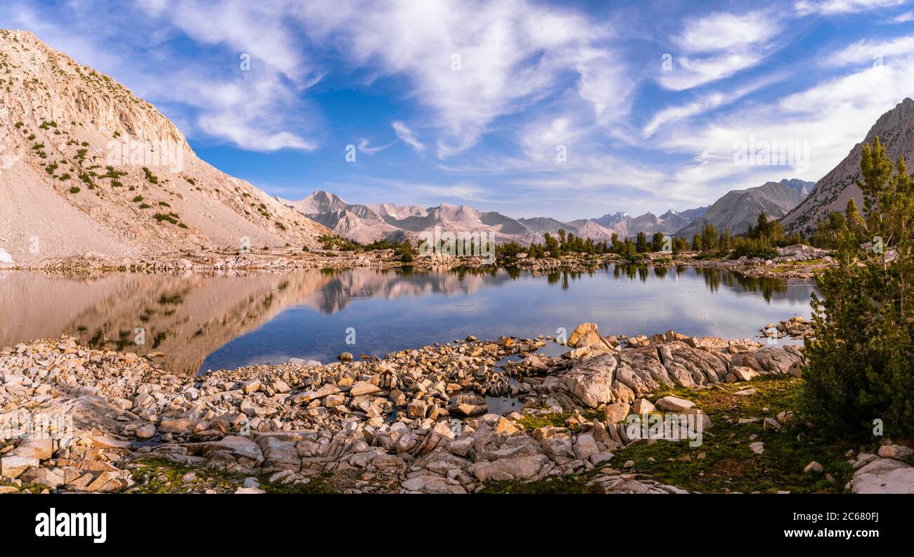 Vue panoramique sur le lac brillant dans le parc national de Kings Canyon, Californie, États-Unis Banque D'Images