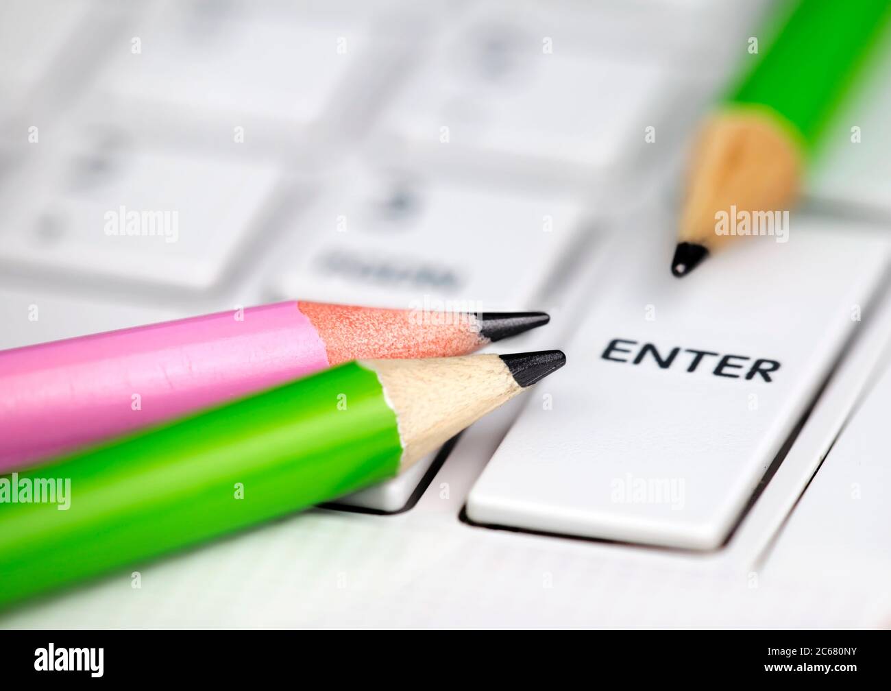 Apprentissage en ligne, éducation, concept d'apprentissage en ligne. Crayons sur un clavier d'ordinateur portable. Banque D'Images