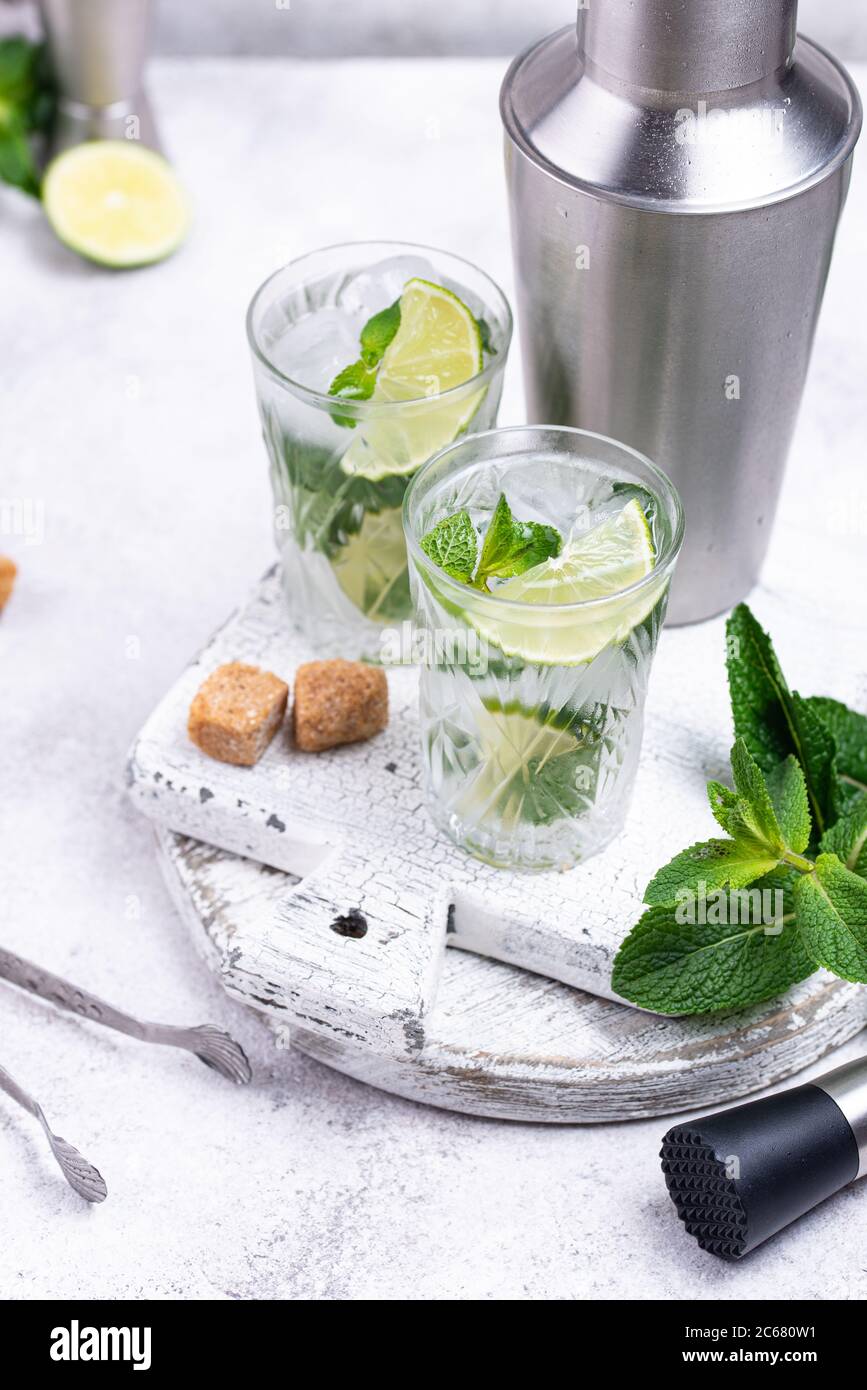 Cocktail d'été avec de la chaux et de menthe Banque D'Images