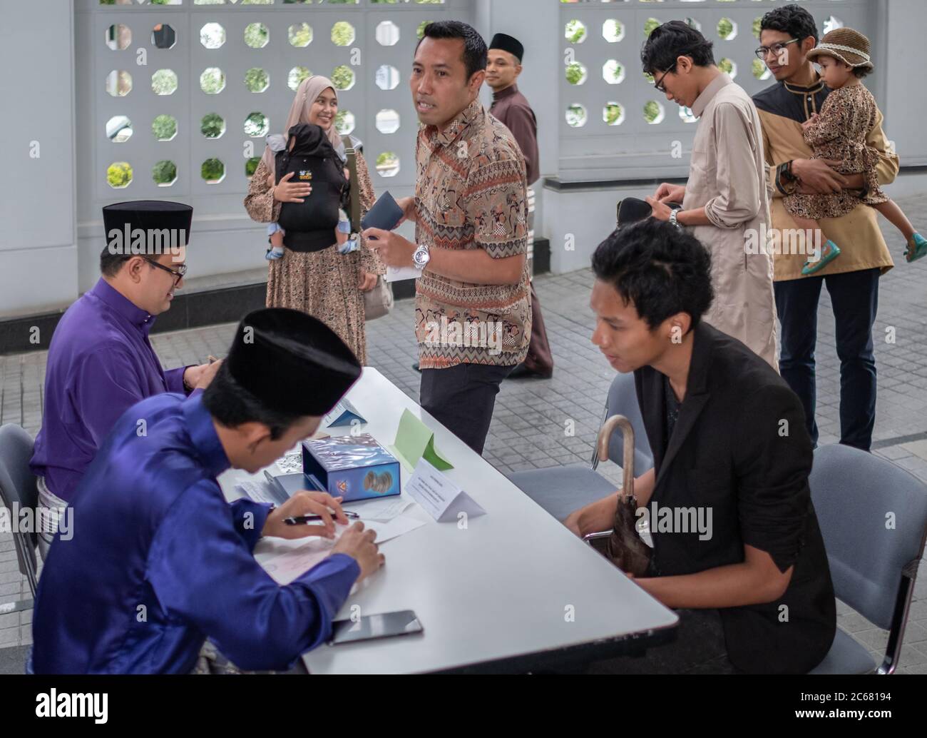 Musulman payant le zakat obligatoire (alms donnant) pendant la célébration de l'Eid, Tokyo, Japon Banque D'Images