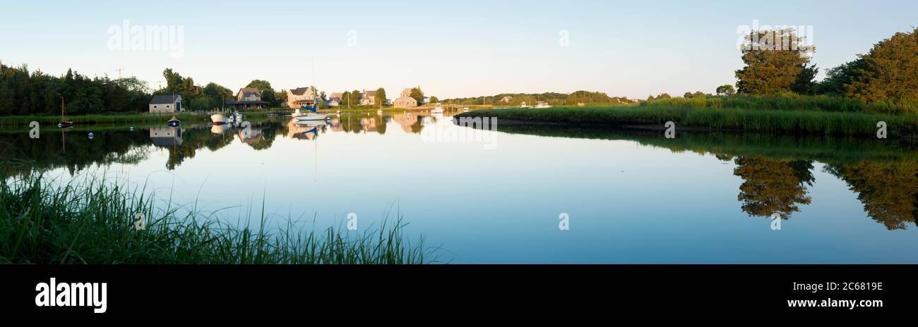 Bateaux amarrés dans Snug Harbor à Dawn, West Falmouth, Massachusetts, États-Unis Banque D'Images