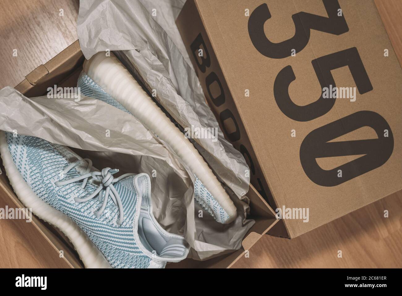 Moscou, Russie - juin 2020 : Adidas Yeezy Boost 350 V2 - Famous Limited Collection Fashion Sneakers par Kanye West et Adidas collaboration. Banque D'Images