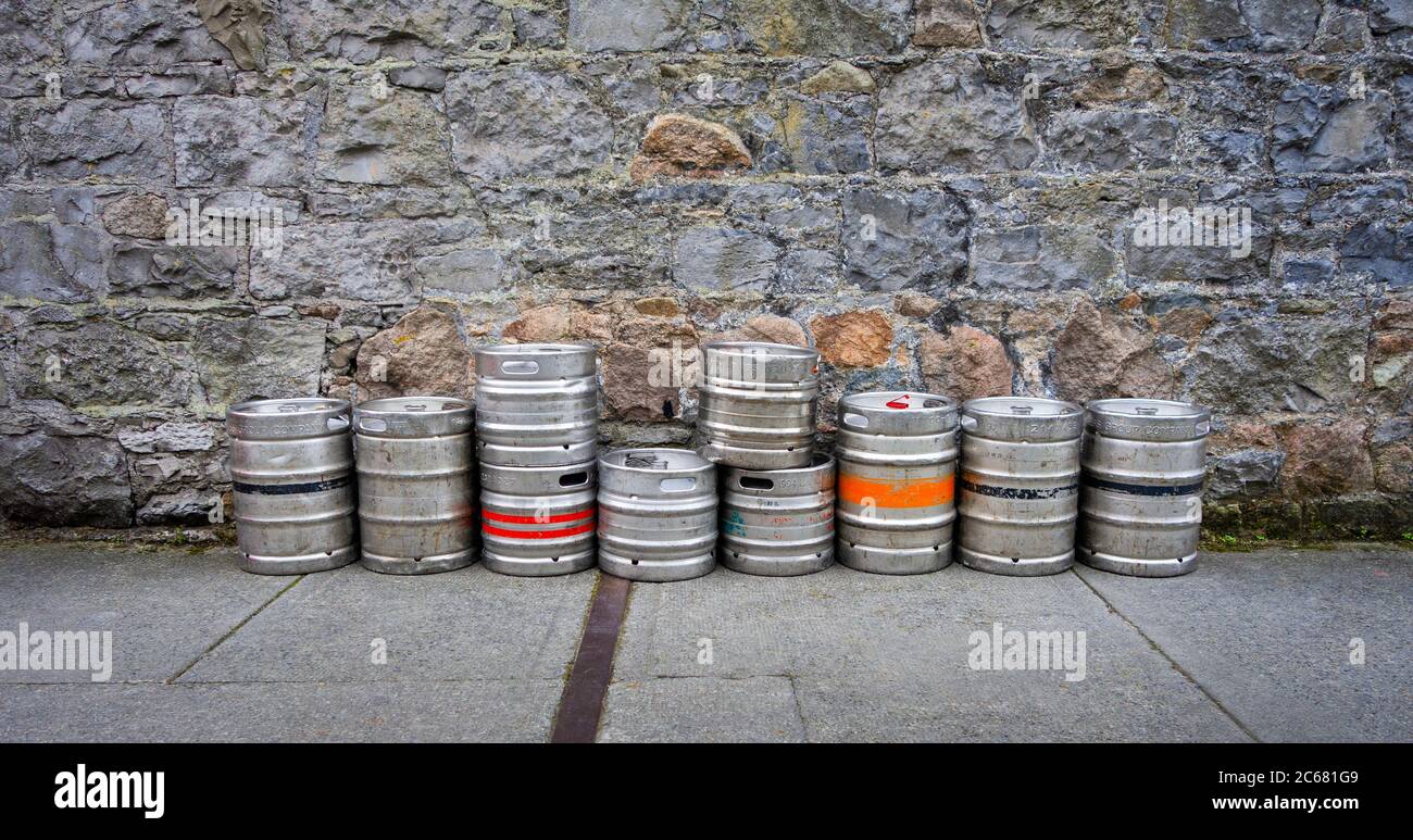 Vue sur les fûts de bière contre le mur sur le trottoir, Galway, Irlande Banque D'Images