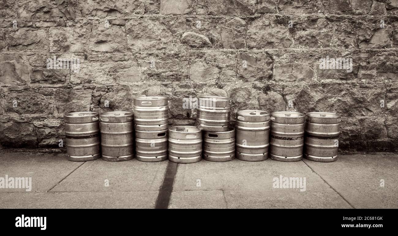 Vue sur les fûts de bière contre le mur sur le trottoir, Galway, Irlande Banque D'Images