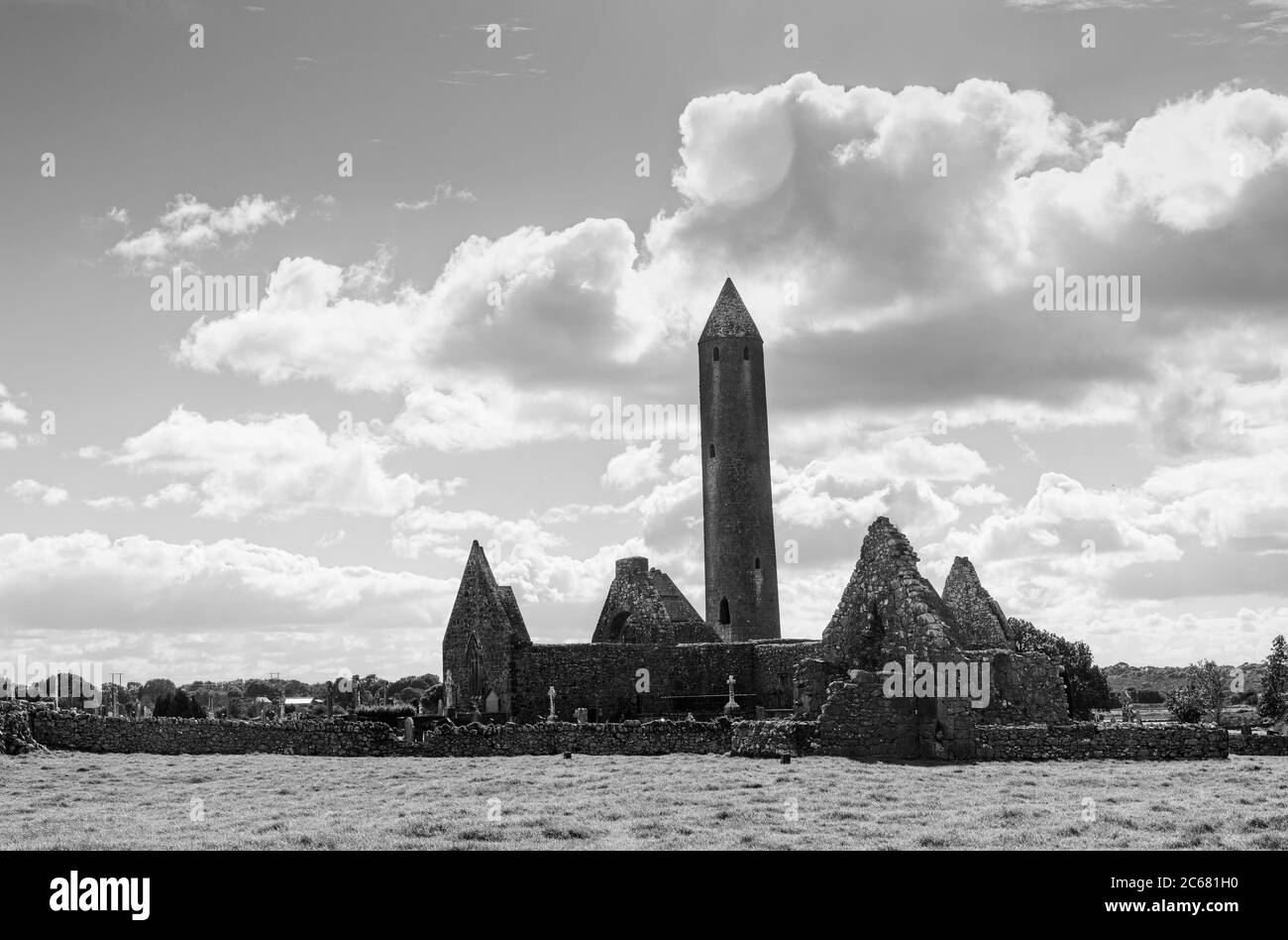 Vue sur le monastère Kilmacduagh, Gort, Galway, Irlande Banque D'Images