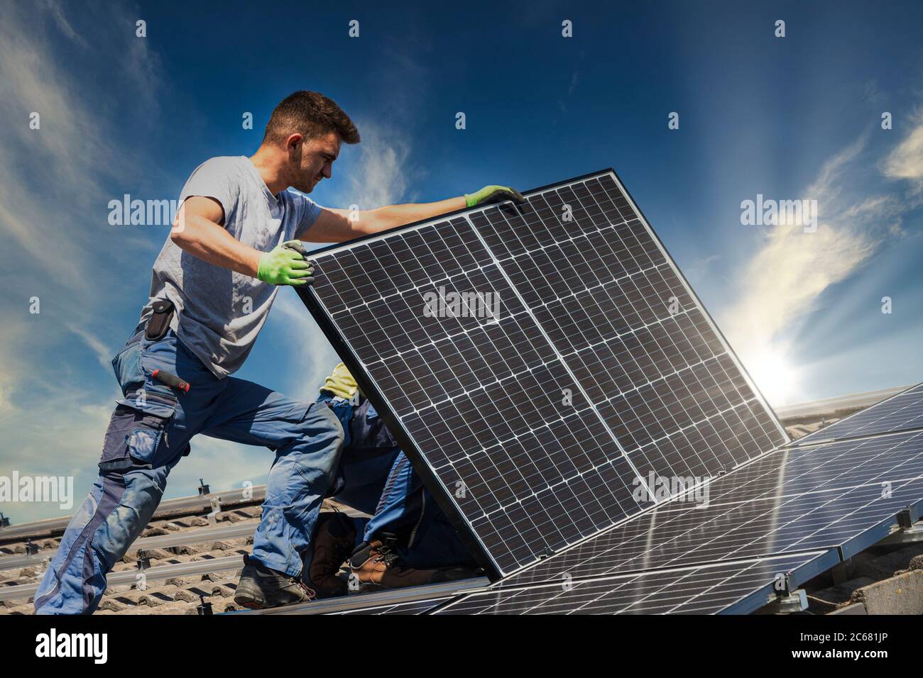 L'installation de panneau solaire photovoltaïque système. Technicien installation panneau solaire panneaux solaires sur toit. Alternative Energy concept écologique. Banque D'Images