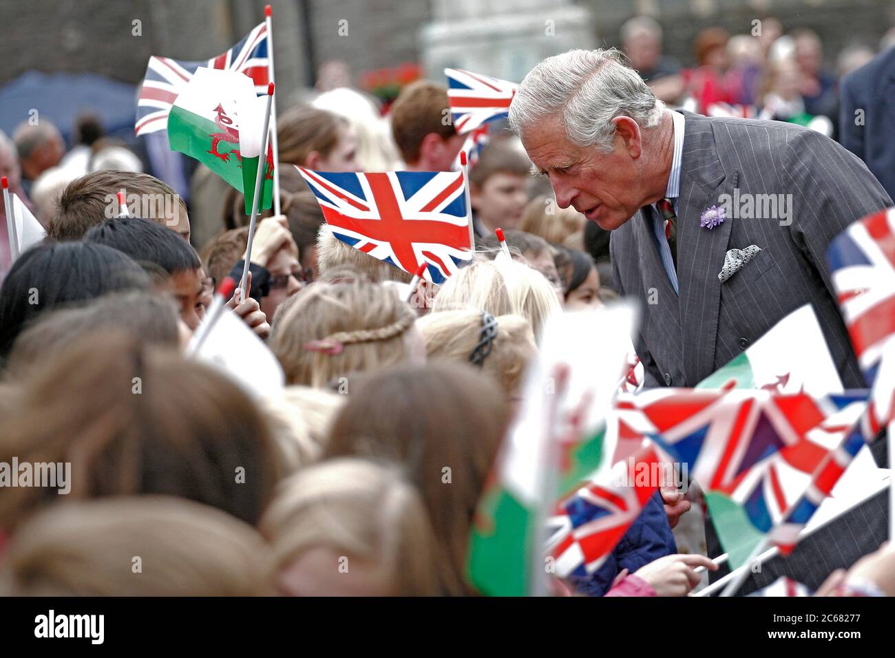 La visite annuelle d'été du Prince Charles l'a amené à Brecon Town, à Powys, au milieu de la Galles, où il a été accueilli par les habitants et les enfants de l'école primaire le 4 Banque D'Images