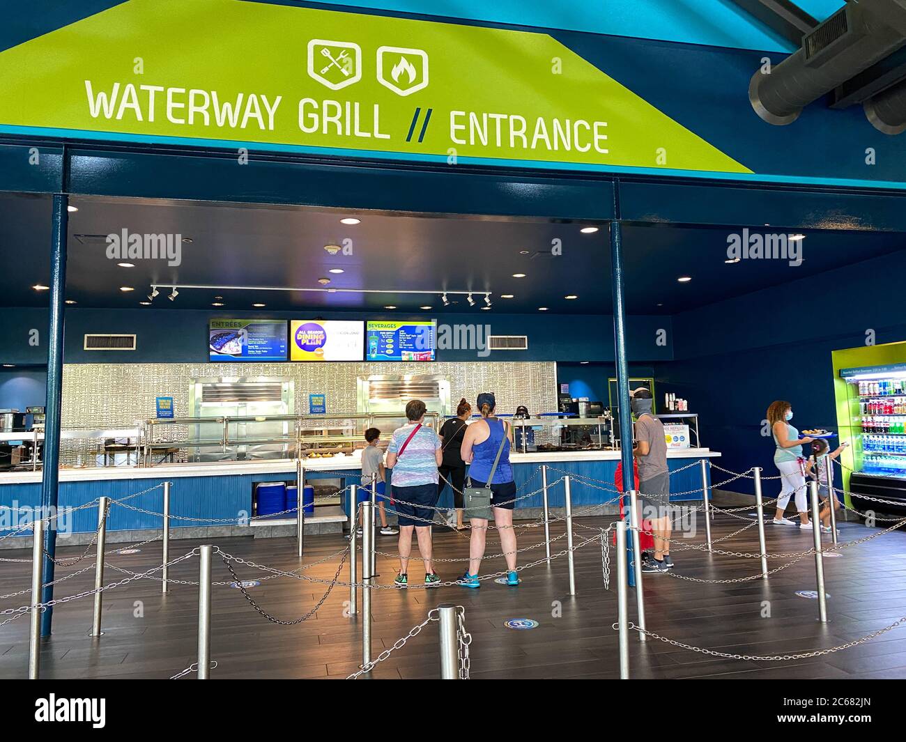 Orlando, FL/USA-7/3/20: Personnes attendant de commander de la nourriture au Waterway Grill au parc à thème SeaWorld à Orlando, FL. Banque D'Images
