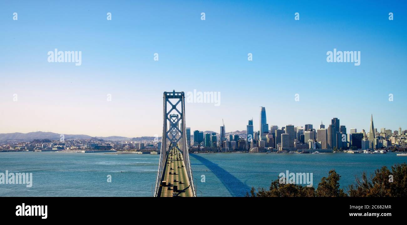 Vue sur les gratte-ciel de San Francisco et Bay Bridge depuis Treasure Island, San Francisco, Californie, États-Unis Banque D'Images