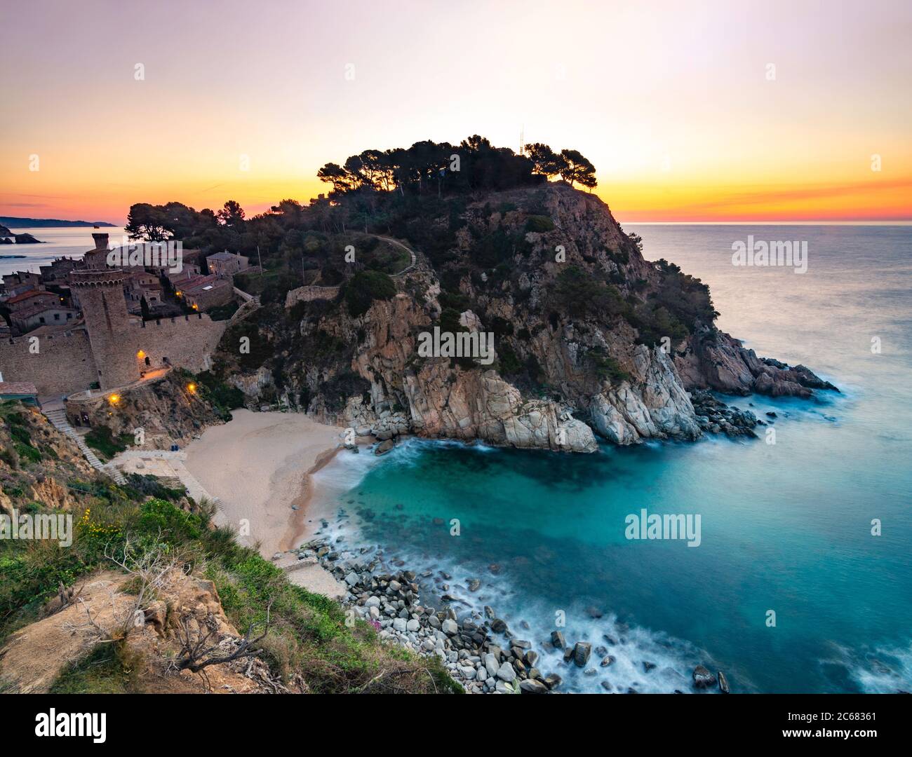 Lever de soleil sur l'historique Vila Vella - Tossa de Mar, Espagne Banque D'Images