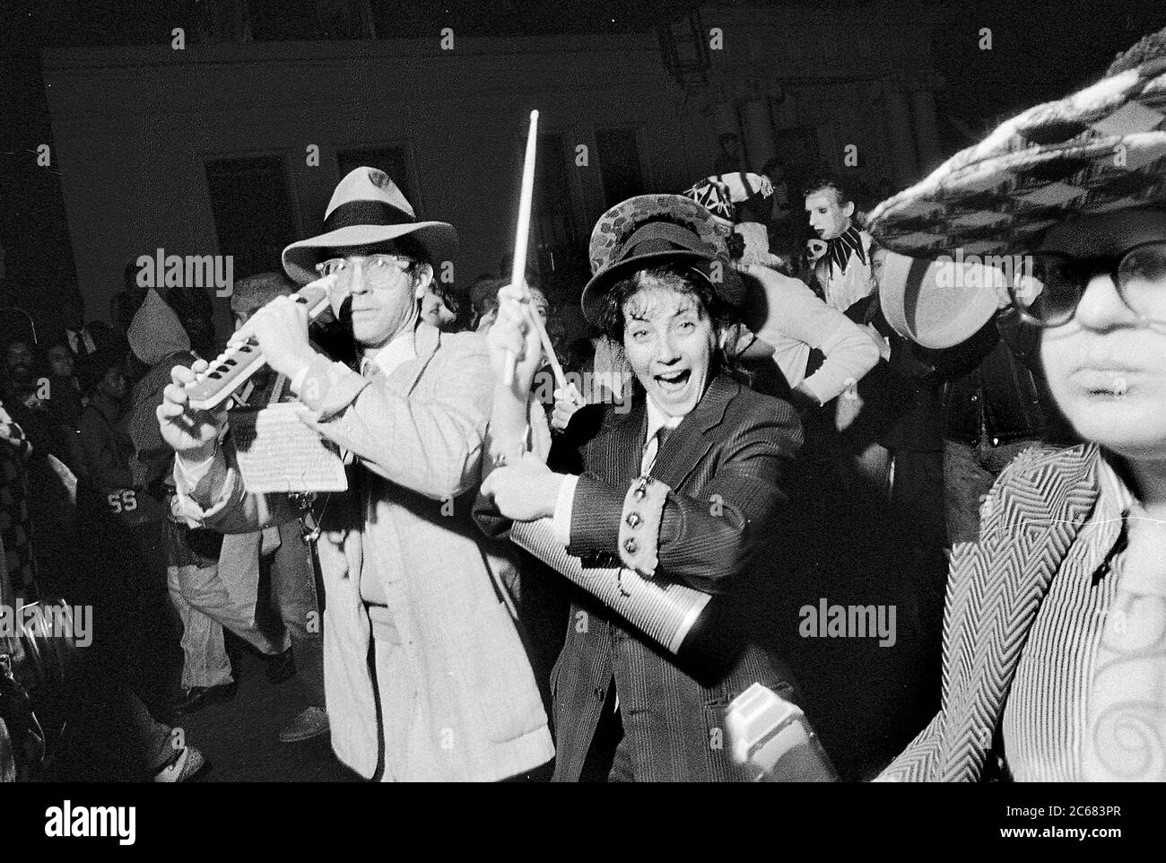 Les membres du groupe de Marching au Greenwich Village Halloween Parade, New York City, États-Unis dans les années 1980, photographiés avec le film Black & White la nuit. Banque D'Images