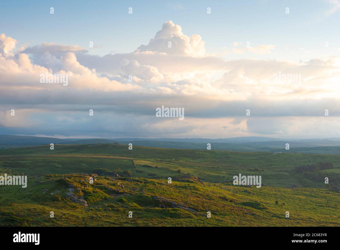 Des nuages spectaculaires survolunes - Parc national de Dartmoor, Devon, Angleterre Banque D'Images