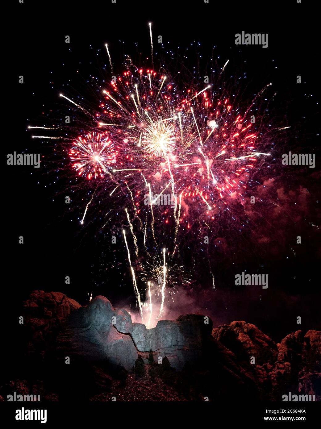 Des feux d'artifice explosent au-dessus des sculptures colossales du monument commémoratif national de Mount Rushmore lors de la célébration de la Journée de l'indépendance de Salute to America le 3 juillet 2020 à Keystone, Dakota du Sud. Banque D'Images