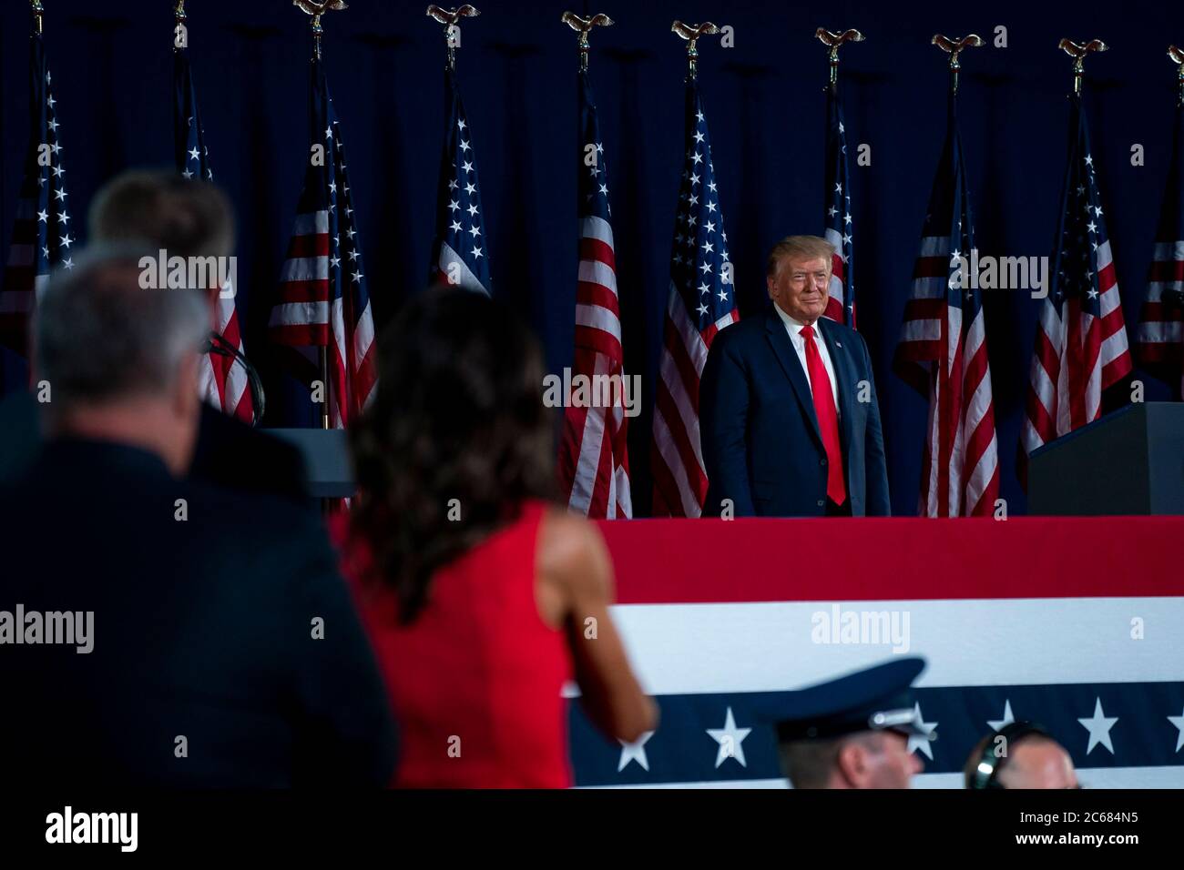 Le président américain Donald Trump regarde vers le gouvernement. Kristi Noem, à gauche, lors de la célébration de la Journée de l'indépendance de Salute to America au monument commémoratif national du Mont Rushmore le 3 juillet 2020 à Keystone, Dakota du Sud. Banque D'Images