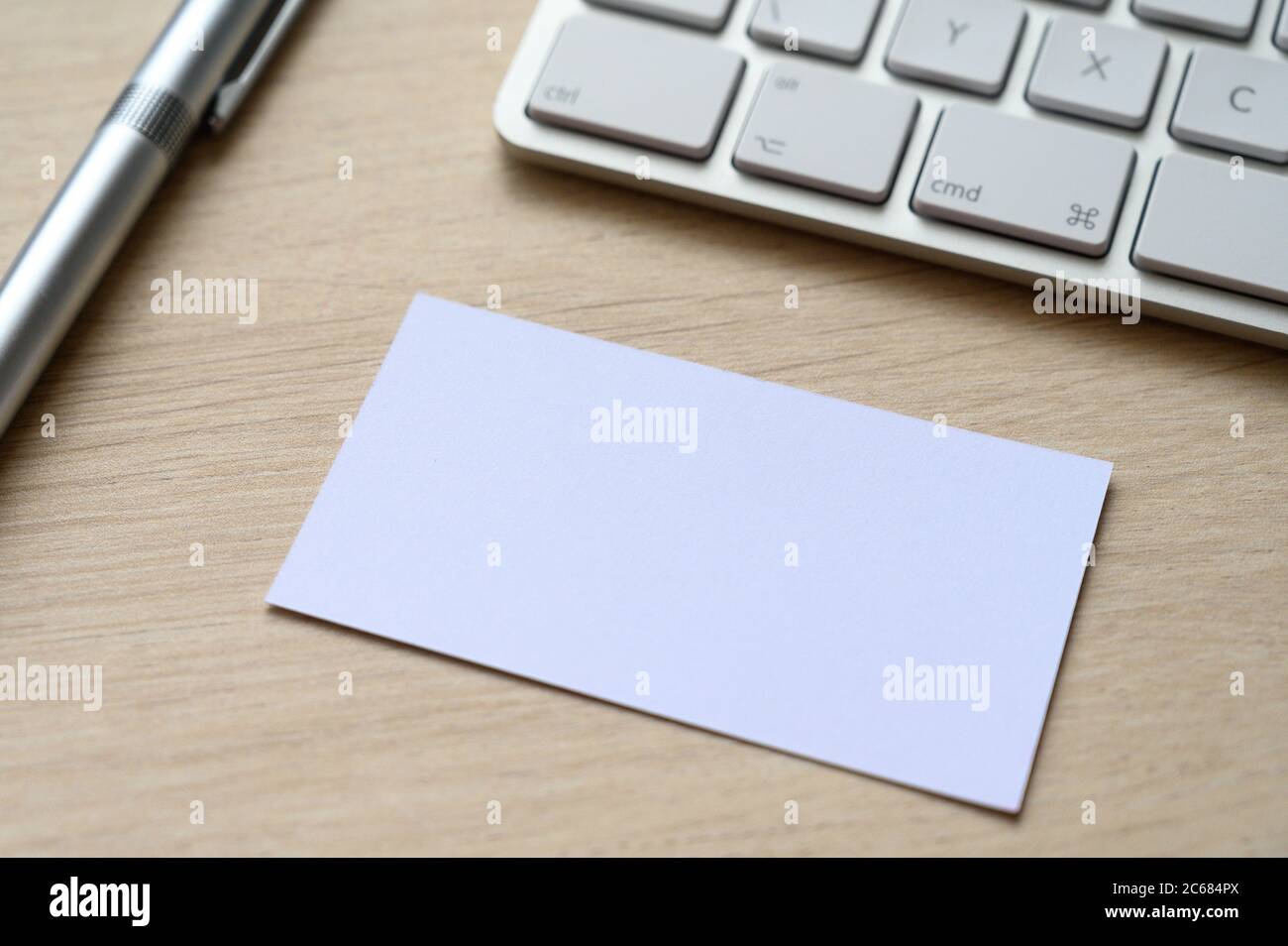 une carte de visite vierge sur un bureau Banque D'Images