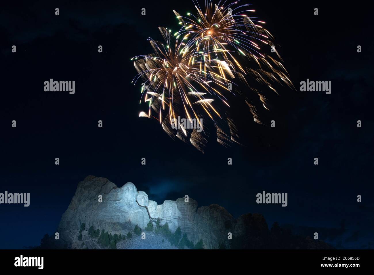 Des feux d'artifice explosent au-dessus des visages colossaux de la sculpture au monument national de Mount Rushmore pendant le Salute to America le 3 juillet 2020 à Keystone, Dakota du Sud. Banque D'Images