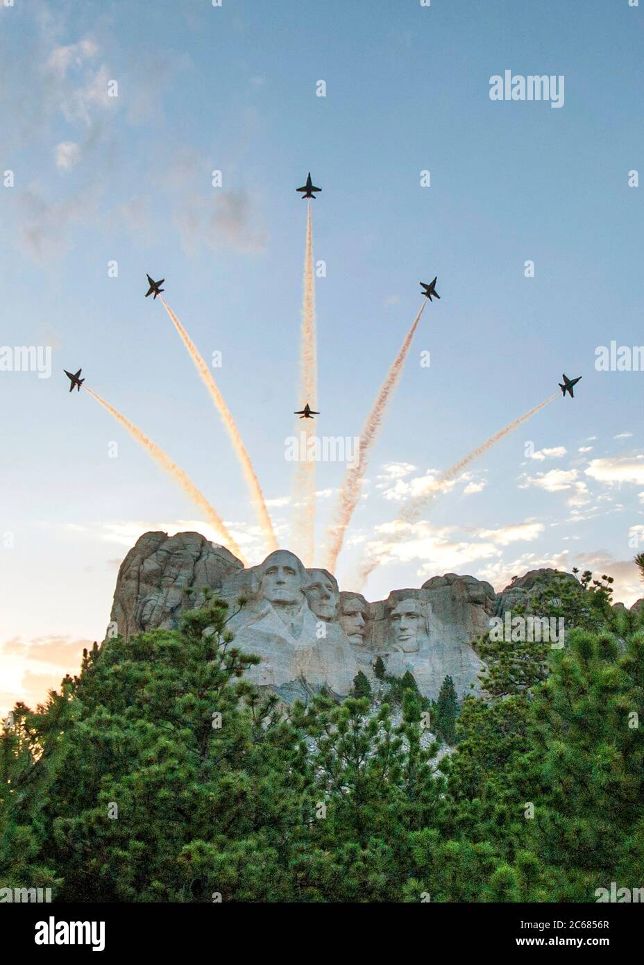 L'escadron de démonstration des Blue Angels de la Marine américaine survole les visages colossaux de la sculpture au monument national de Mount Rushmore pendant le Salute to America le 3 juillet 2020 à Keystone, Dakota du Sud. Banque D'Images