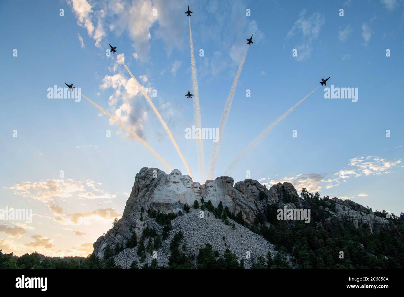 L'escadron de démonstration des Blue Angels de la Marine américaine survole les visages colossaux de la sculpture au monument national de Mount Rushmore pendant le Salute to America le 3 juillet 2020 à Keystone, Dakota du Sud. Banque D'Images
