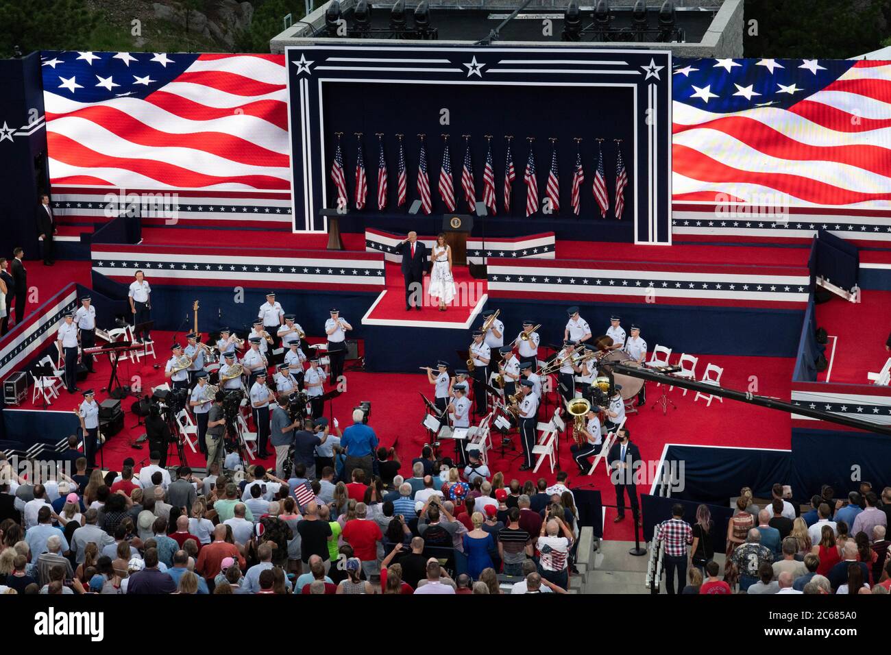 Le président américain Donald Trump et la première dame Melania Trump se tiennent pour l'hymne national lors du Salute to America au Mount Rushmore National Memorial le 3 juillet 2020 à Keystone, Dakota du Sud. Banque D'Images