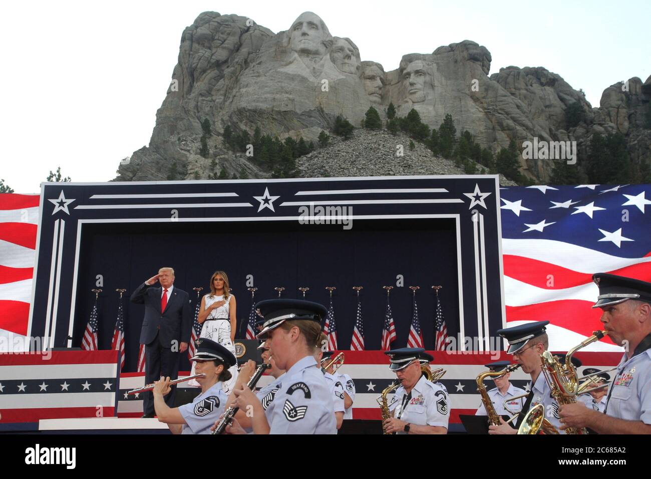 Le président américain Donald Trump et la première dame Melania Trump se tiennent pour l'hymne national lors du Salute to America au Mount Rushmore National Memorial le 3 juillet 2020 à Keystone, Dakota du Sud. Banque D'Images