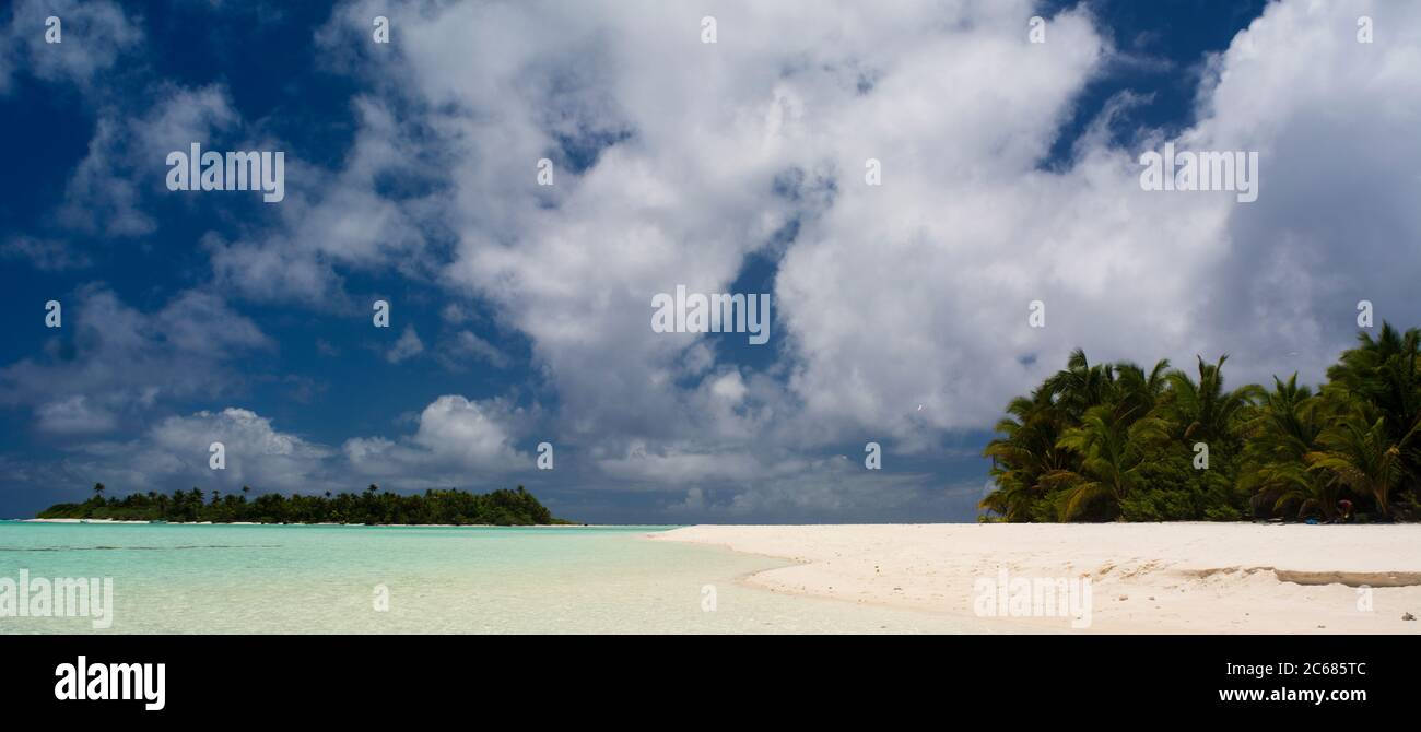 Vue sur la plage et les palmiers, Aitutaki Lagoon, Aitutaki, Cook Islands Banque D'Images