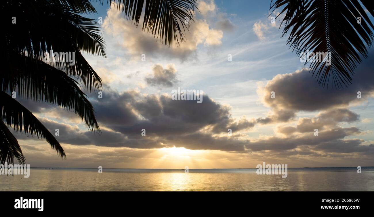 Vue sur le coucher du soleil sur Aitutaki Lagoon, Aitutaki, Cook Islands Banque D'Images