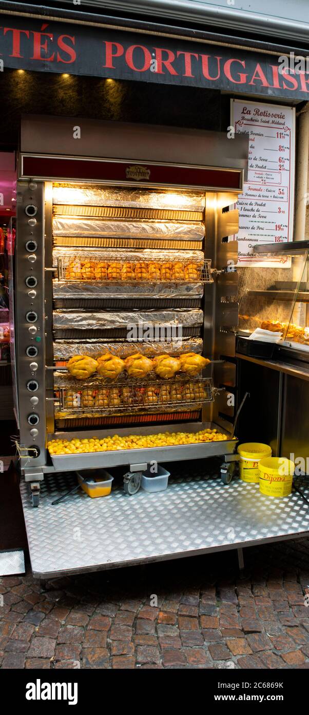 Restaurant de la rue vendant du poulet sur la rue Mouffetard, Paris, France Banque D'Images