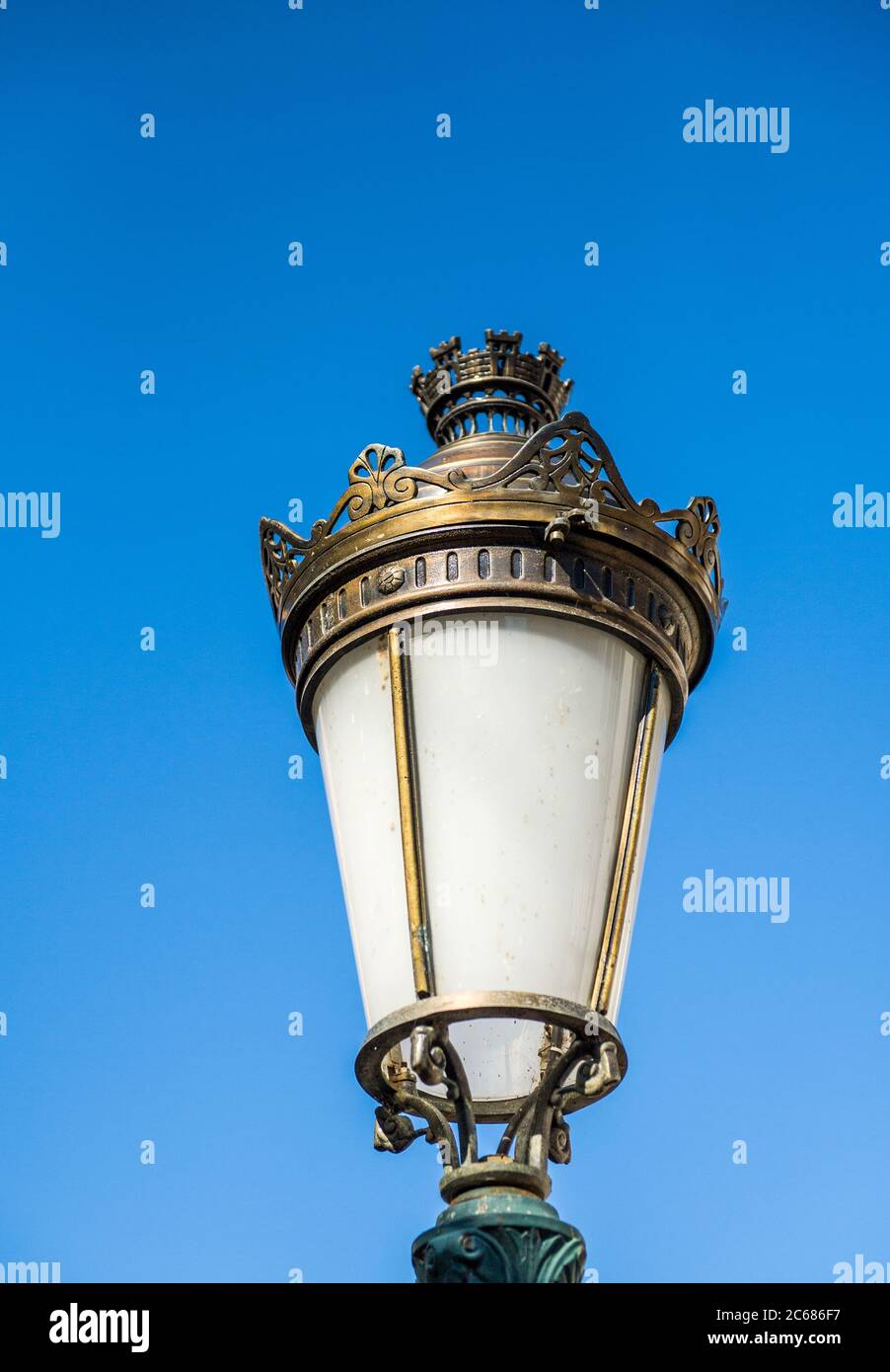 Lamposte de rue vintage avec ciel bleu clair dans le mérou - laiton magnifique détail fait main dans la ville française Banque D'Images