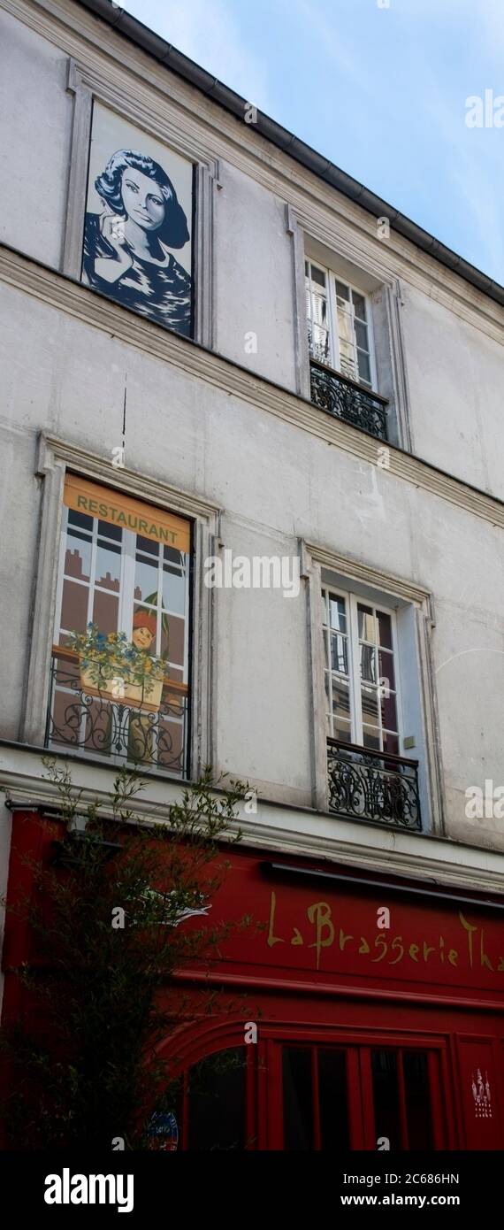 Façade de l'immeuble du café à Montmartre, Paris, France Banque D'Images