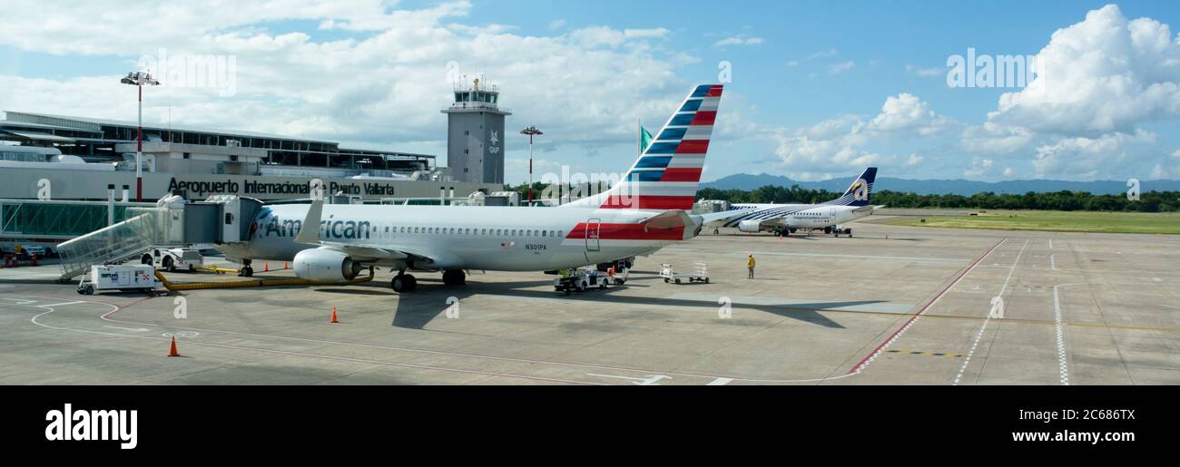 Vue sur les avions à l'aéroport, Puerto Vallarta, Puerto Vallarta, Jalisco, Mexique Banque D'Images