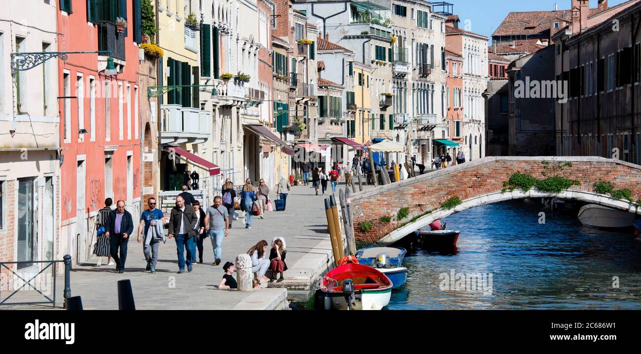 Vue sur le trottoir et le canal, Canal du nord du Cannaregio, Venise, Vénétie, Italie Banque D'Images