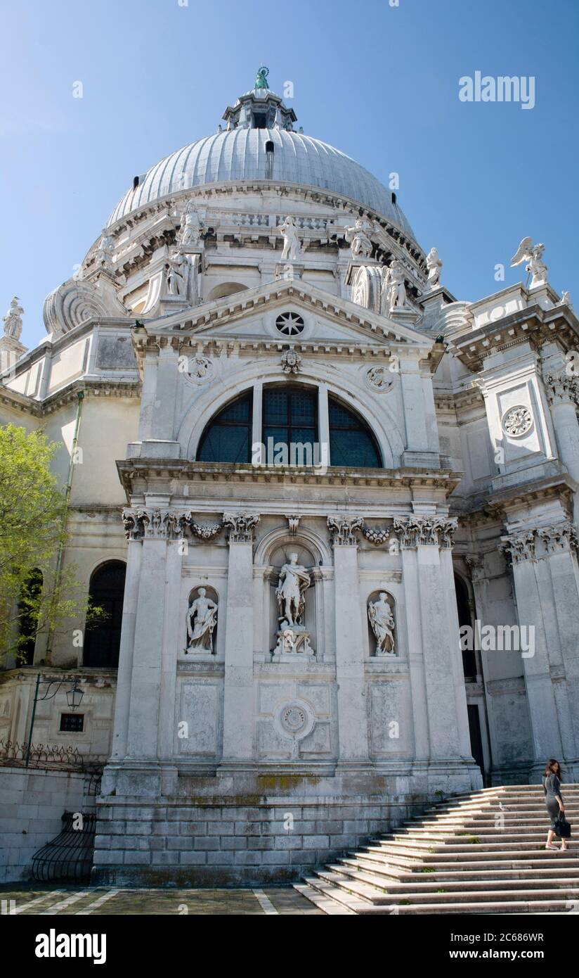 Vue sur l'église Santa Maria della Salute, Venise, Vénétie, Italie Banque D'Images
