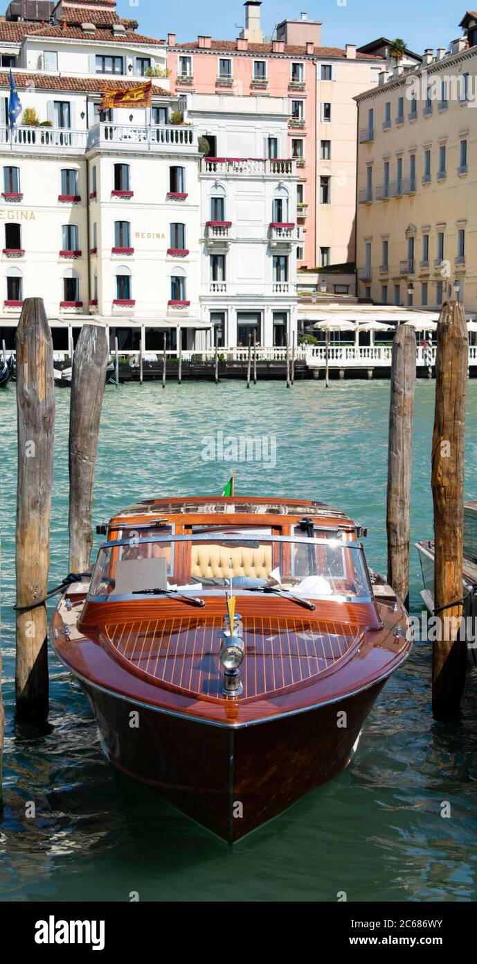 Vue sur le bateau-taxi sur le Grand Canal, Venise, Vénétie, Italie Banque D'Images