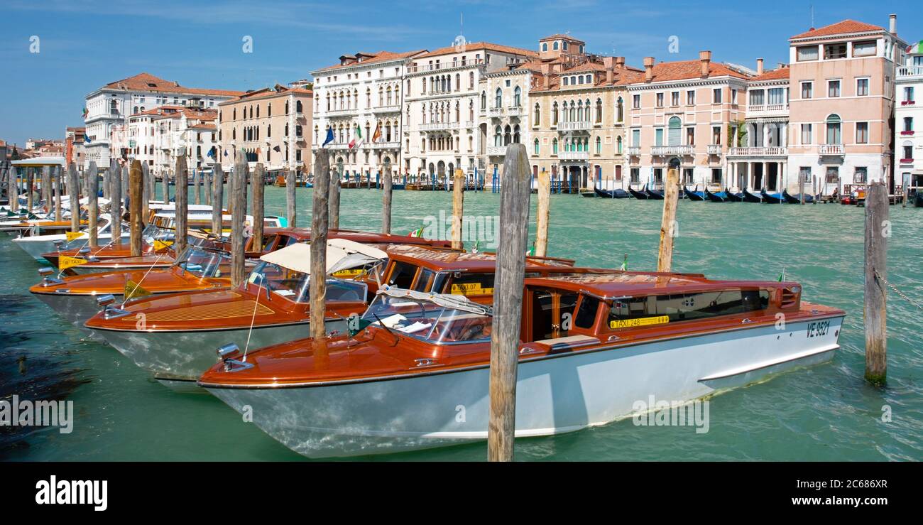 Vue sur les bateaux-taxis du Grand Canal, Venise, Vénétie, Italie Banque D'Images