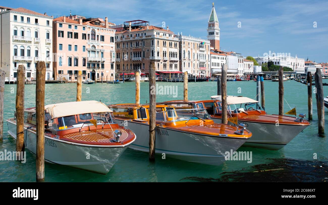 Vue sur les bateaux-taxis du Grand Canal, Venise, Vénétie, Italie Banque D'Images