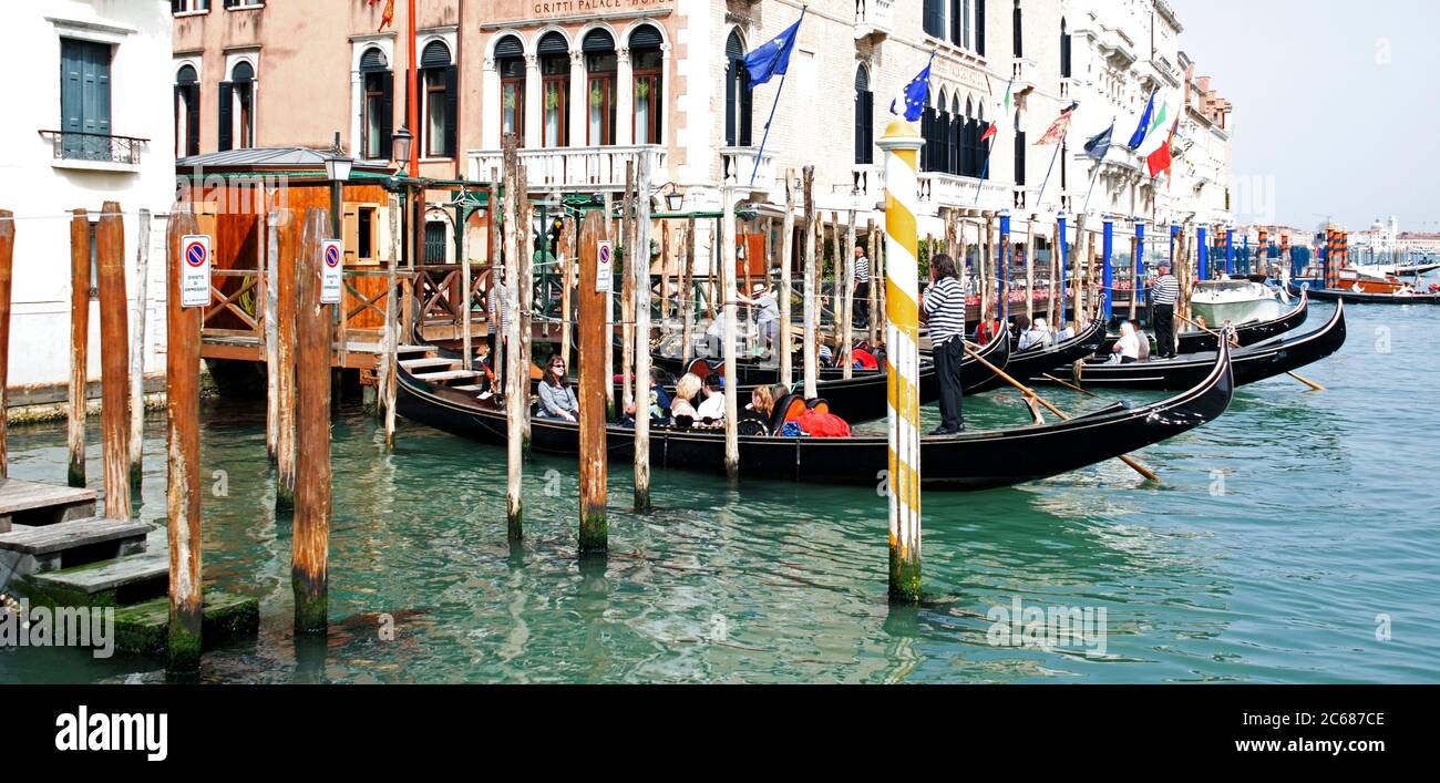 Vue sur les gondoles sur le canal, le Grand Canal, Venise, Vénétie, Italie Banque D'Images