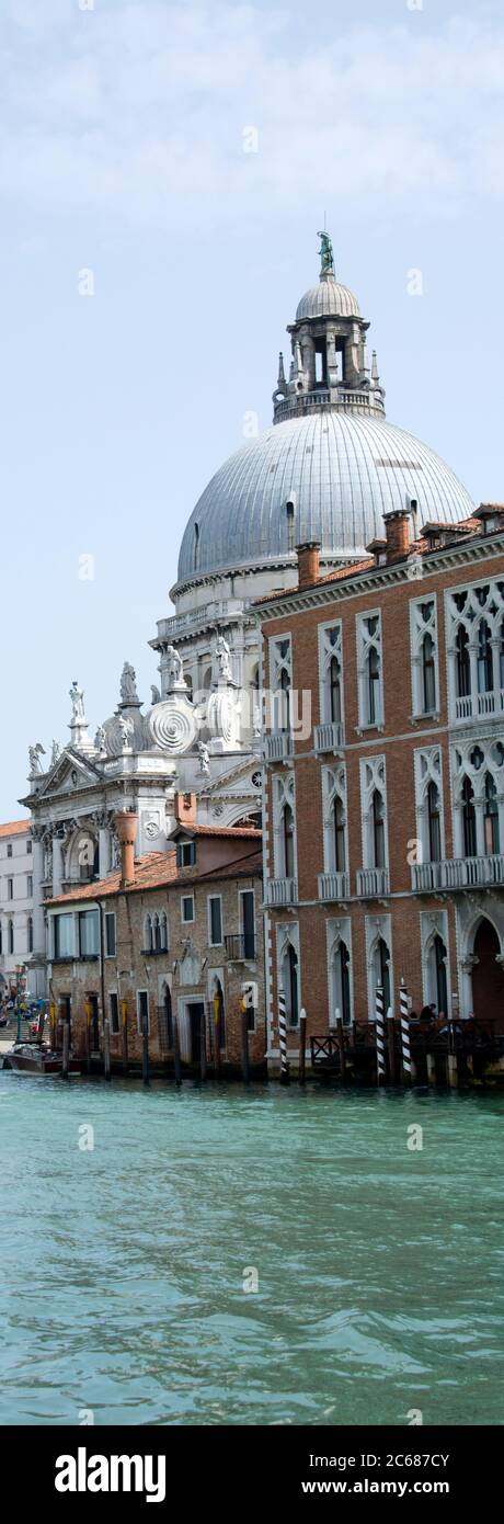 Vue sur l'église Santa Maria della Salute depuis le Grand Canal, Venise, Vénétie, Italie Banque D'Images