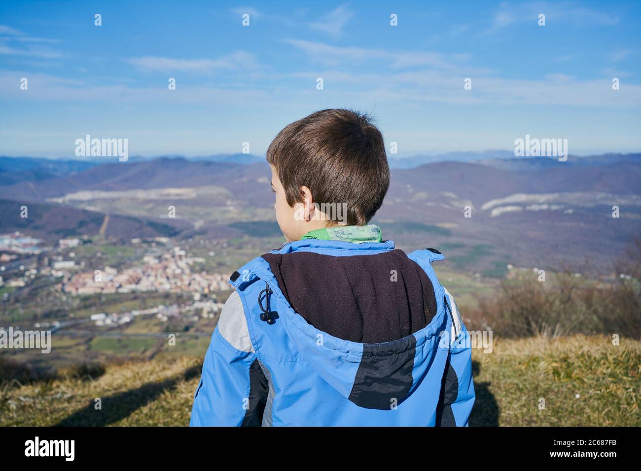 garçon sur son dos regarde le paysage en automne avec un manteau bleu Photo  Stock - Alamy