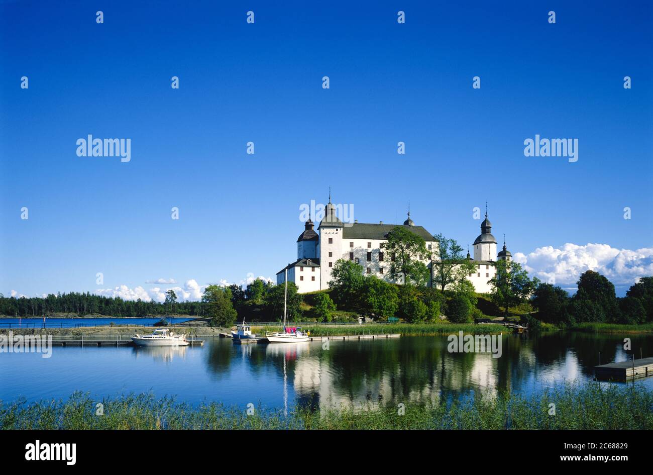Château de Lacko se reflétant dans le lac, Suède Banque D'Images